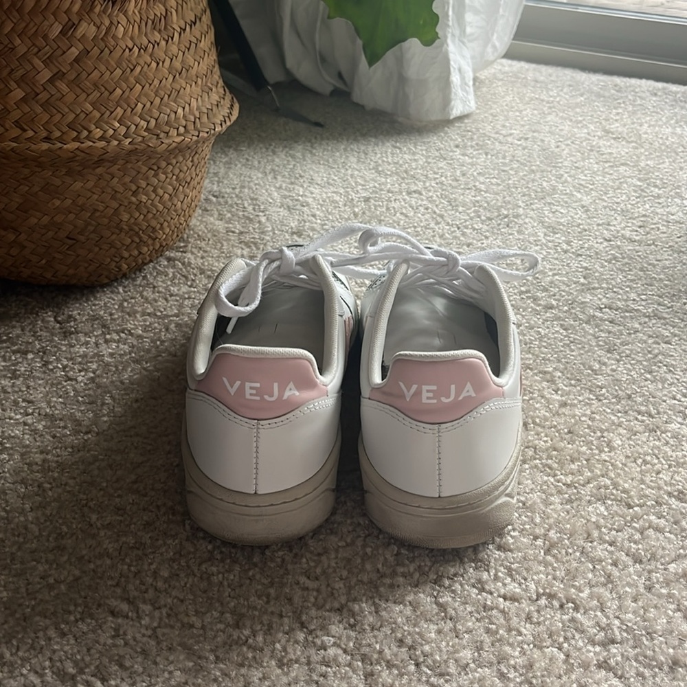 Veja RARE white and pink leather sneaker size 9 - Picture 5 of 8